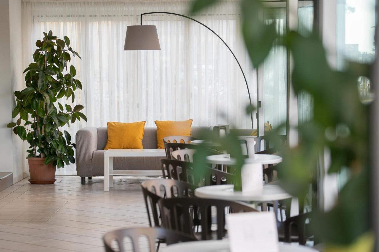 Hotel Benvenuto Каорле Экстерьер фото
