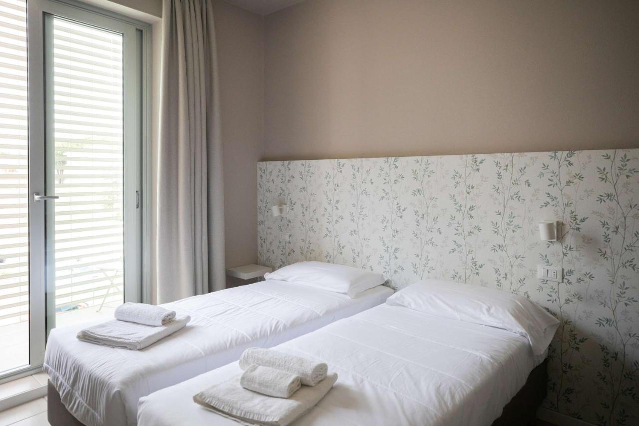 Hotel Benvenuto Каорле Экстерьер фото