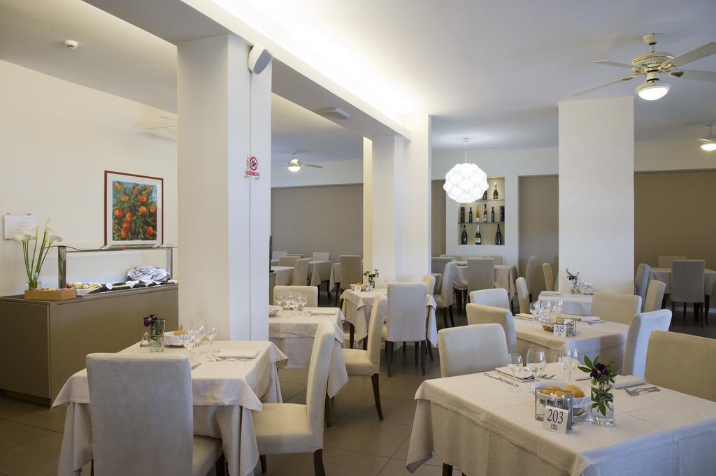 Hotel Benvenuto Каорле Экстерьер фото