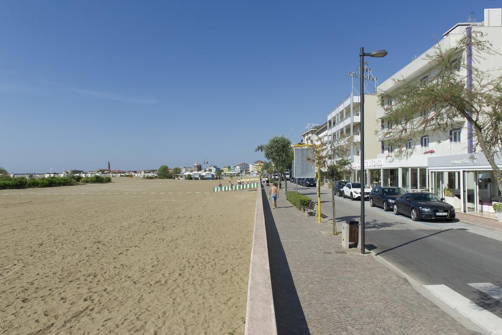 Hotel Benvenuto Каорле Экстерьер фото